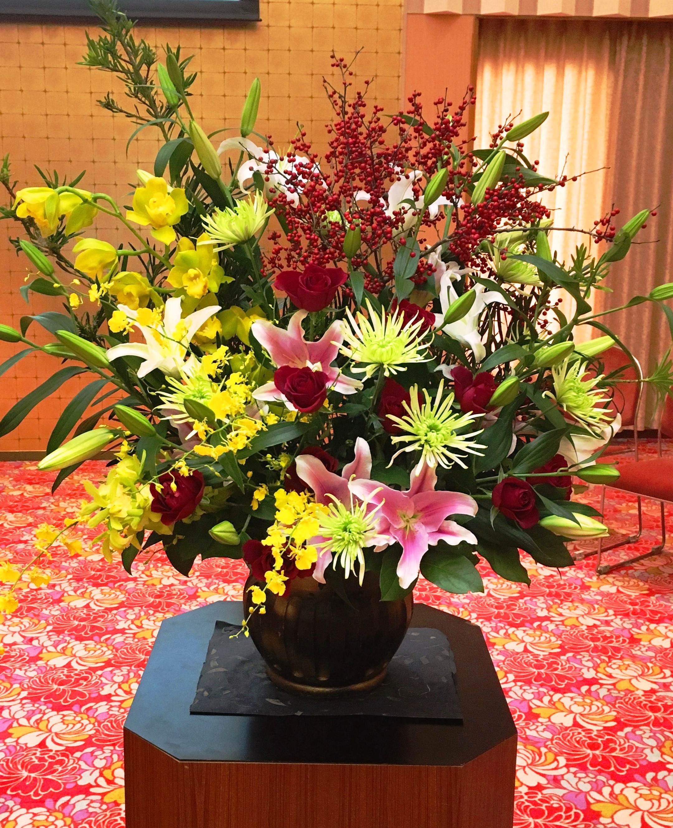 【お花納品事例18】横浜市関内にあるホールに壇上花（壺花）を配達しました！