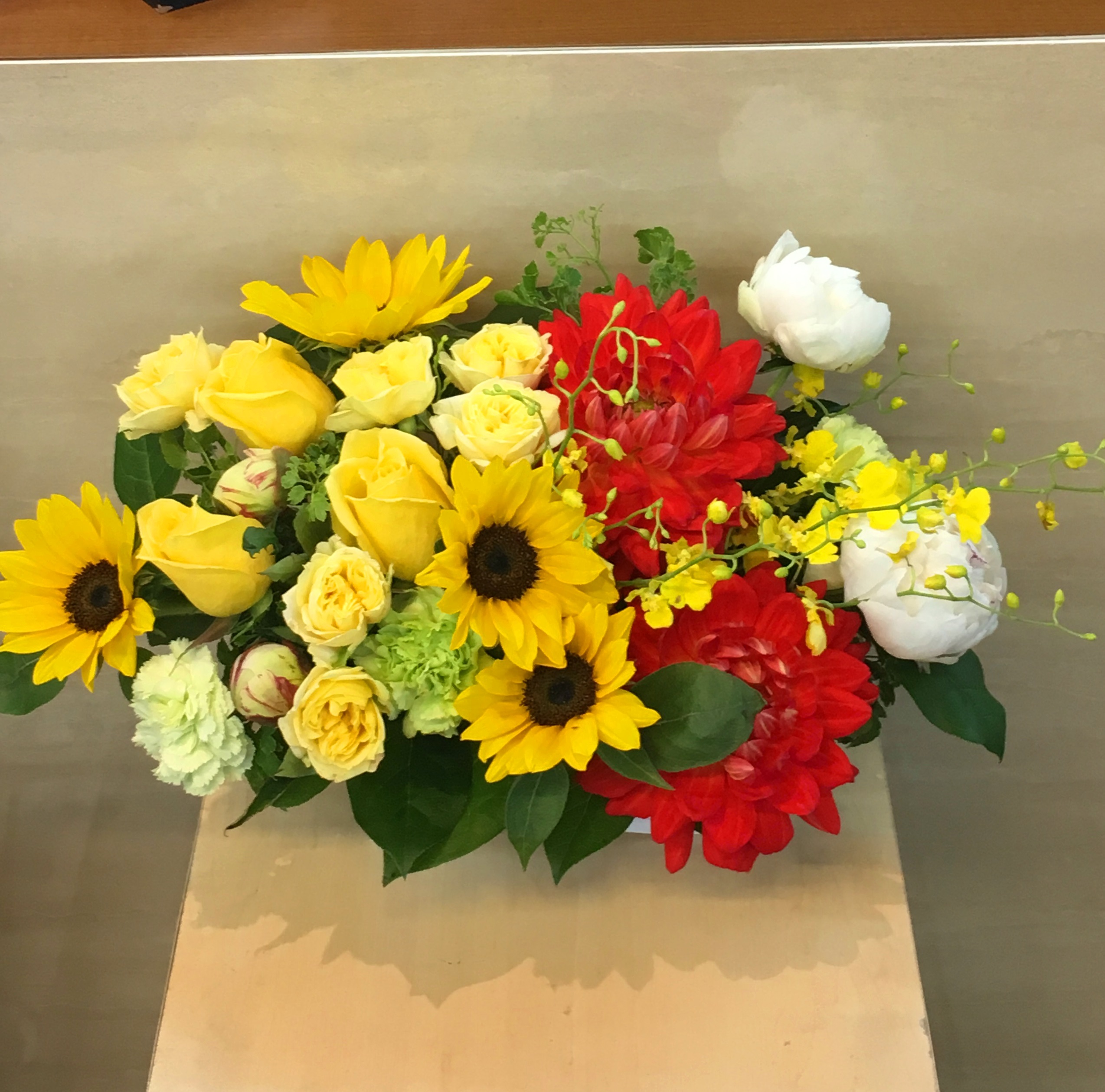 【ナオ花屋の納品事例37】横浜市関内の法人企業様へテーブル装花を配達しました！