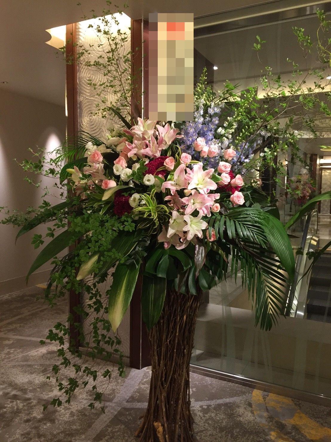 【ナオ花屋の納品事例115】横浜市関内イセザキモールの法人企業様へスタンド花を配達しました！