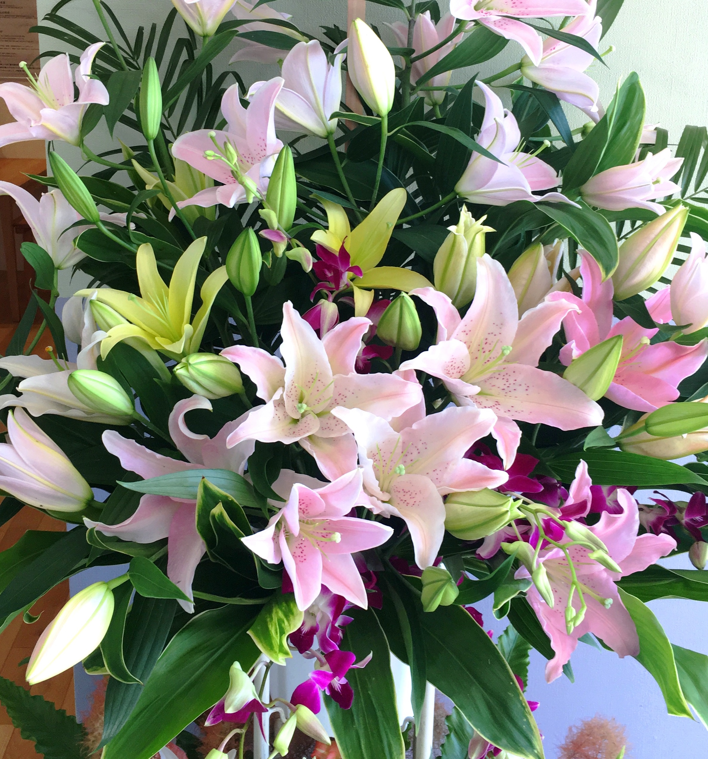 【ナオ花屋の納品事例127】横浜市関内の法人企業様よりスタンド花を配達しました！