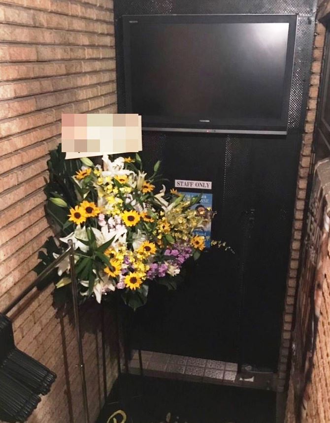 【ナオ花屋の納品事例203】横浜市関内のライブレストランへスタンド花を配達しました！