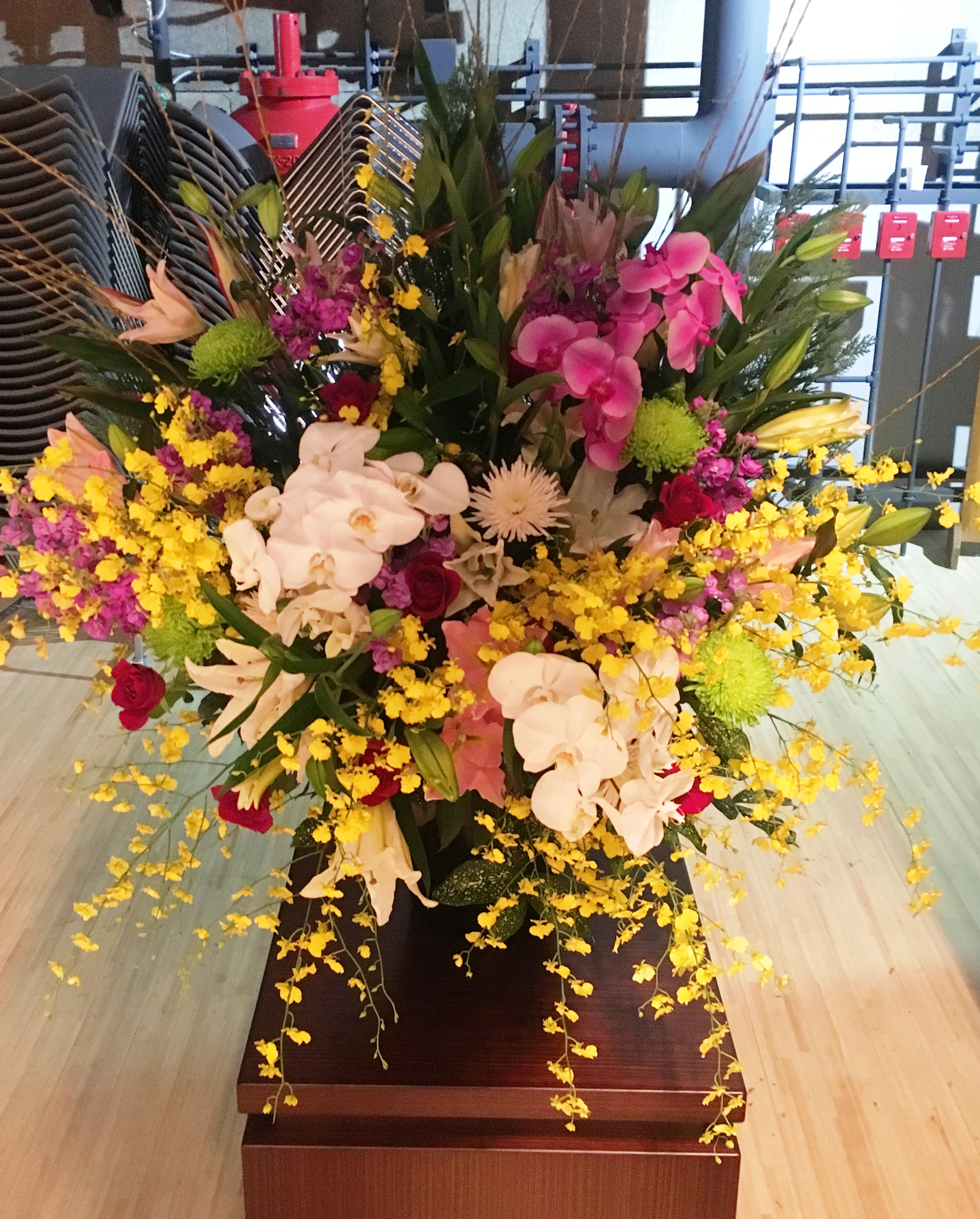 【ナオ花屋の納品事例218】横浜市関内のダンスパーティー会場へスタンド花を配達しました！