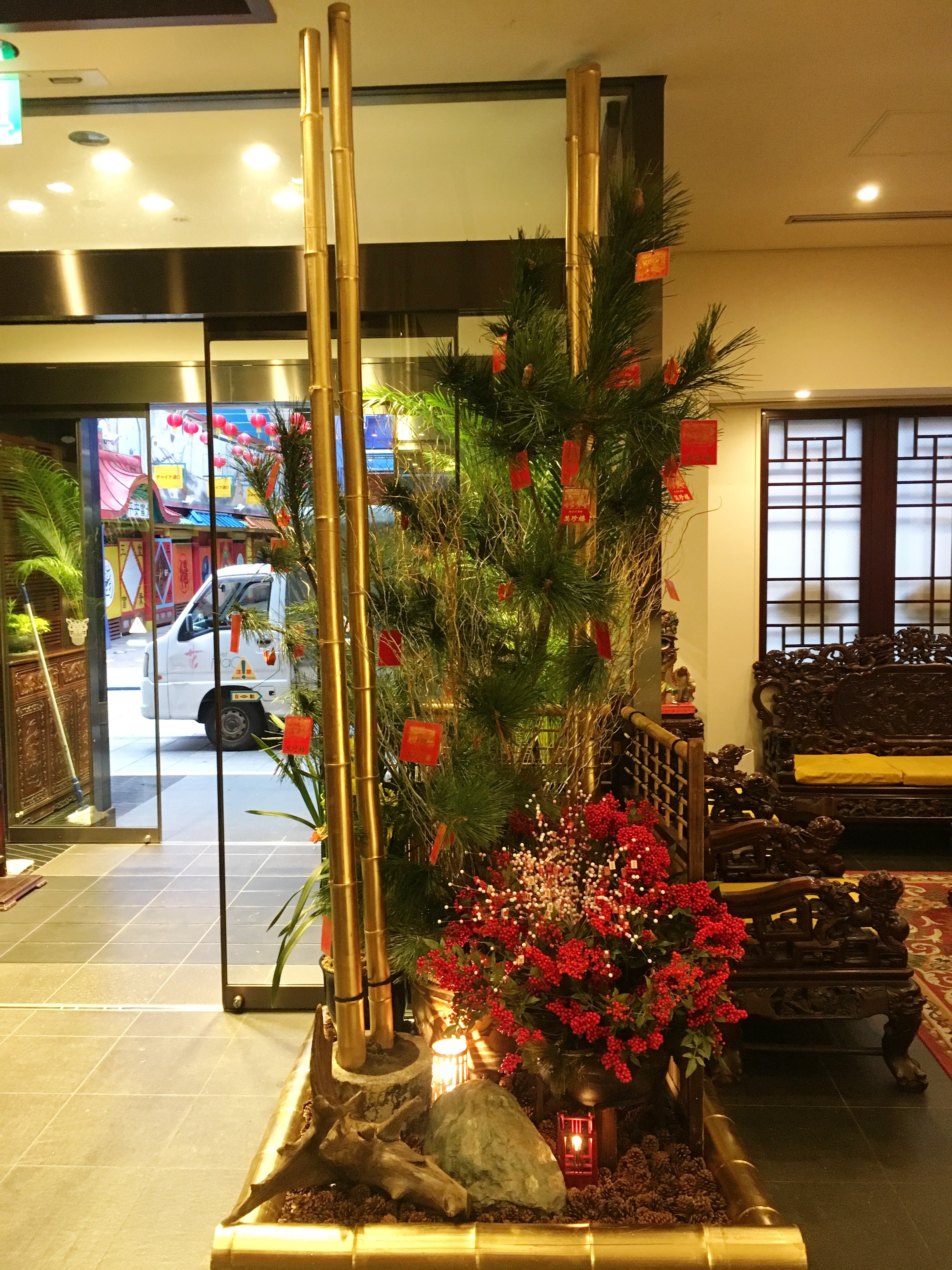 【ナオ花屋の納品事例230】横浜中華街の大手老舗料理店お正月装飾をしました。