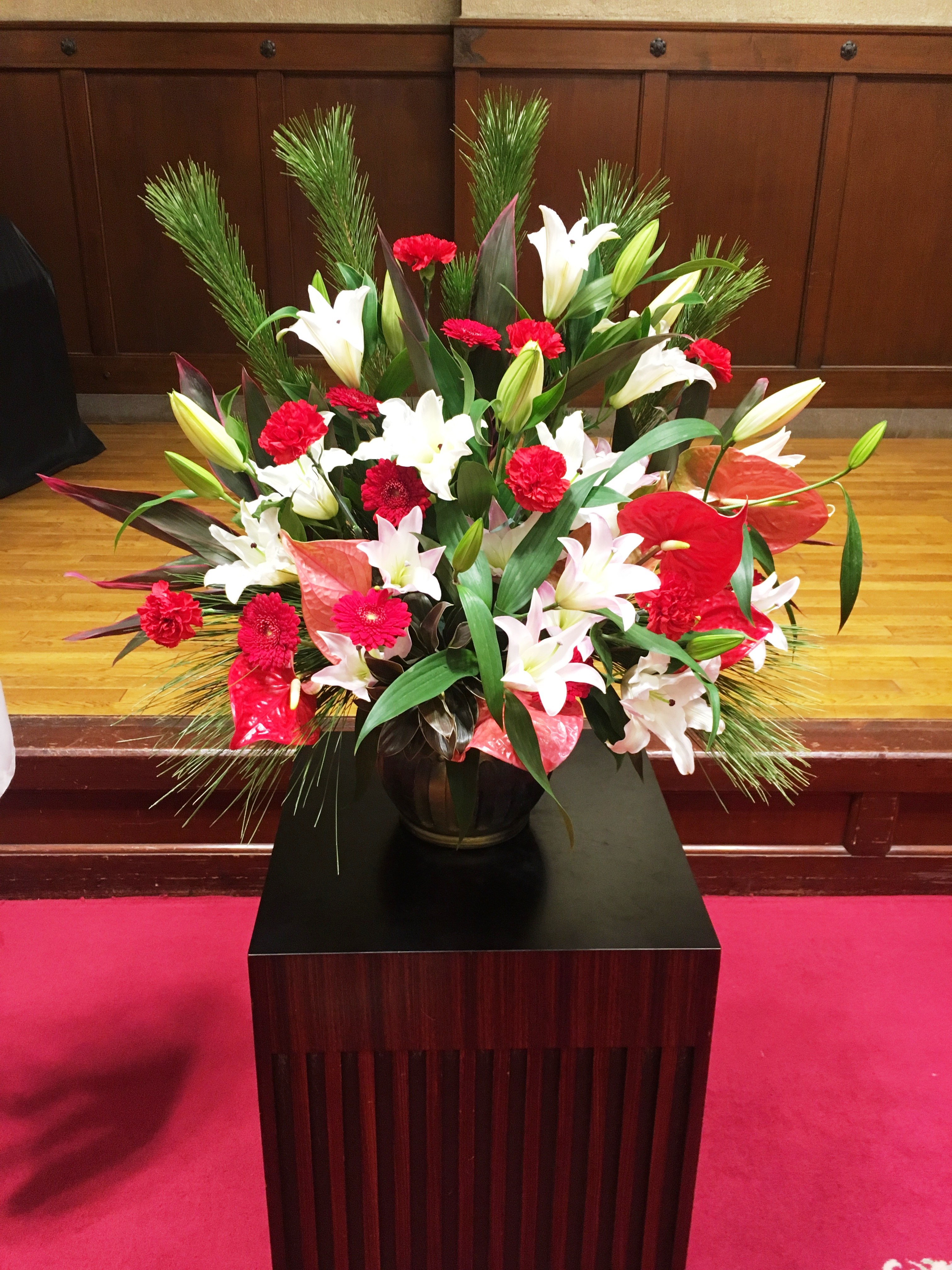 【ナオ花屋の納品事例245】横浜市関内ホールへ壺花（壇上花）を即日当日配達しました！