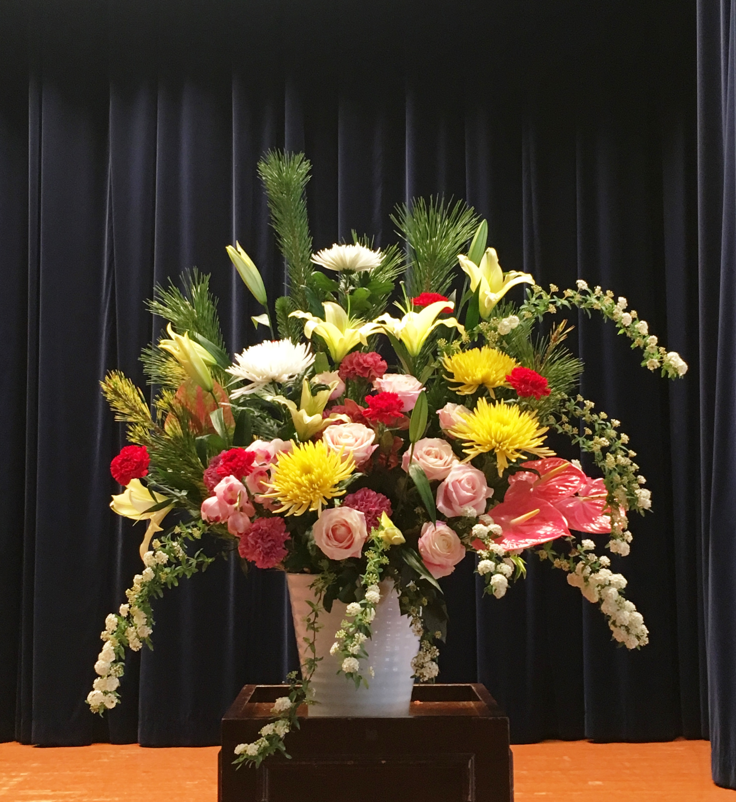 横浜インターコンチネンタルホテルへ花束を即日当日配達しました！【横浜花屋の花束・スタンド花・胡蝶蘭・バルーン・アレンジメント配達事例269】