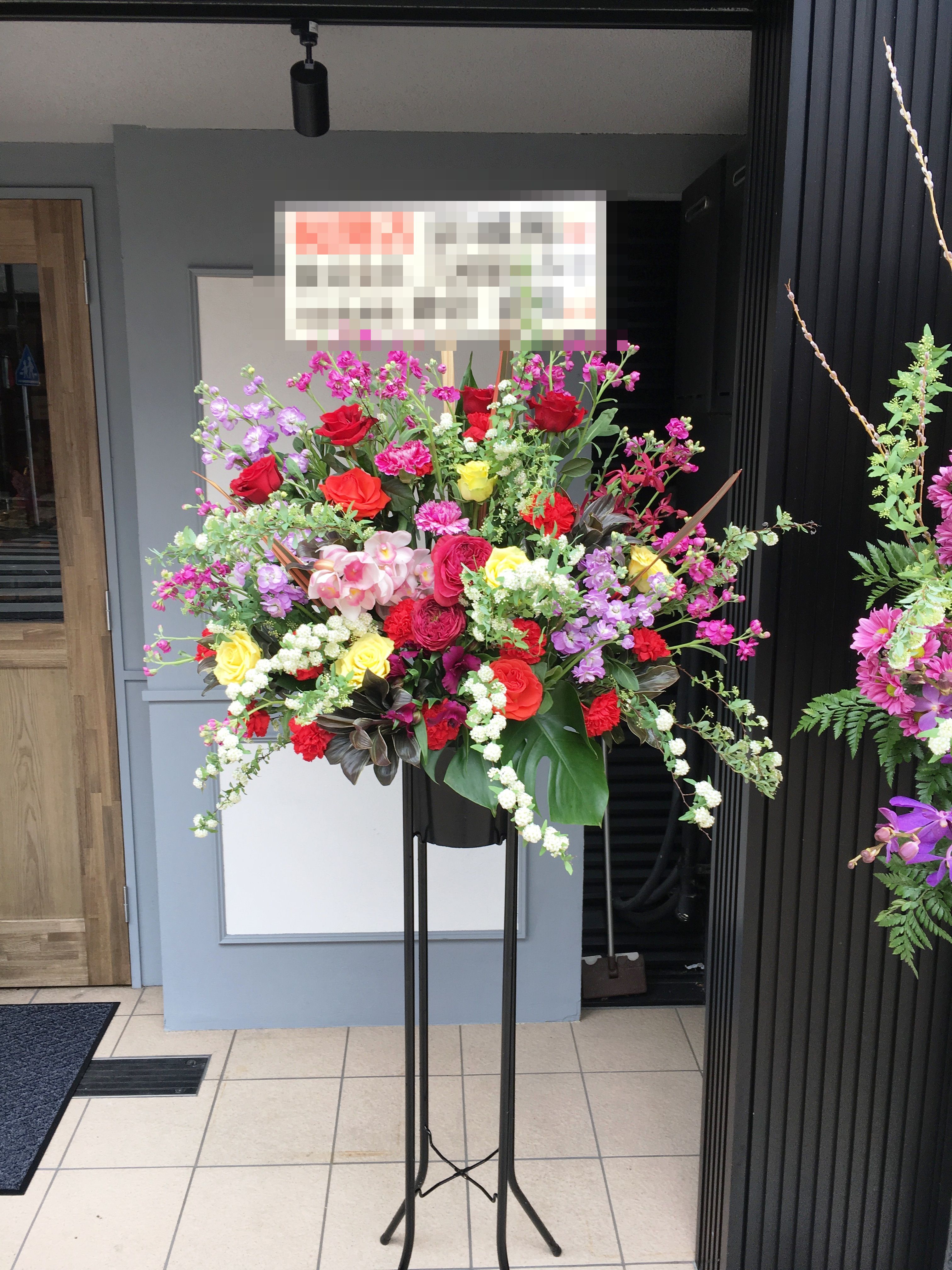 横浜市関内技能文化会館へスタンド花を配達しました！【横浜花屋の花束・スタンド花・胡蝶蘭・バルーン・アレンジメント配達事例277】