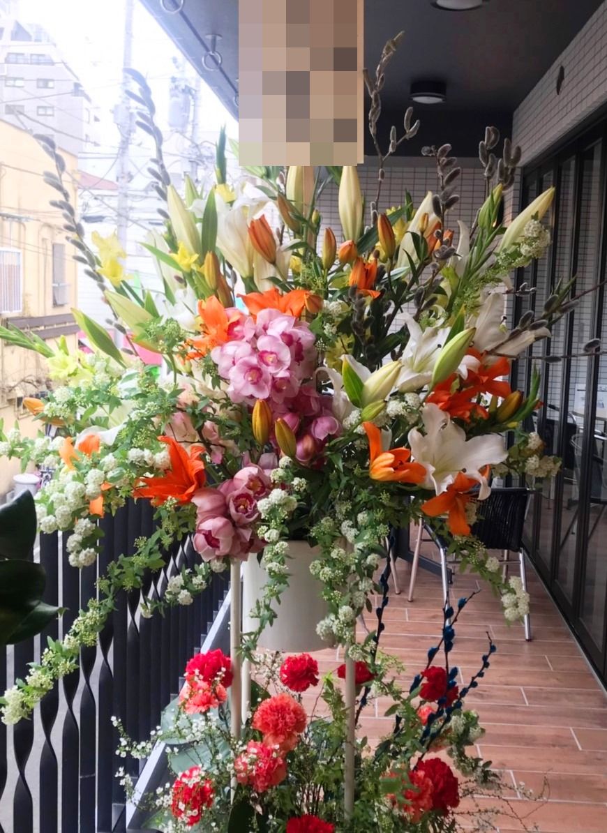 横浜市関内のパブ・ラウンジへスタンド花を即日当日配達しました！【横浜花屋の花束・スタンド花・胡蝶蘭・バルーン・アレンジメント配達事例283】