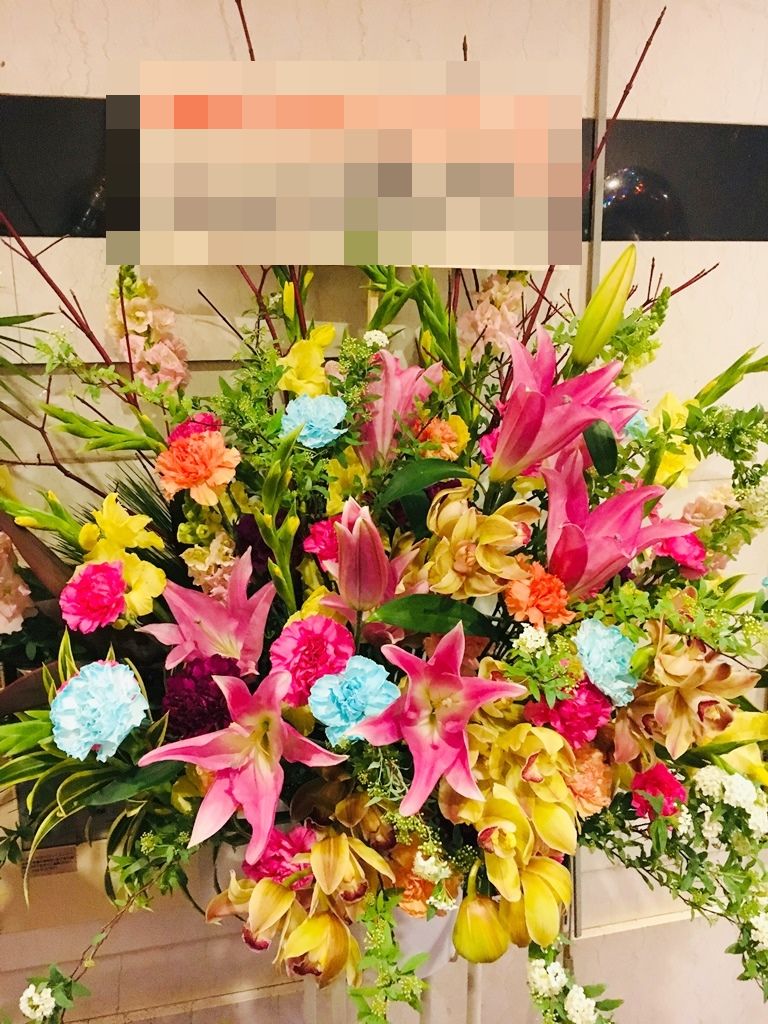 横浜市桜木町へスタンド花を即日配達しました！【横浜花屋の花束・スタンド花・胡蝶蘭・バルーン・アレンジメント配達事例296】