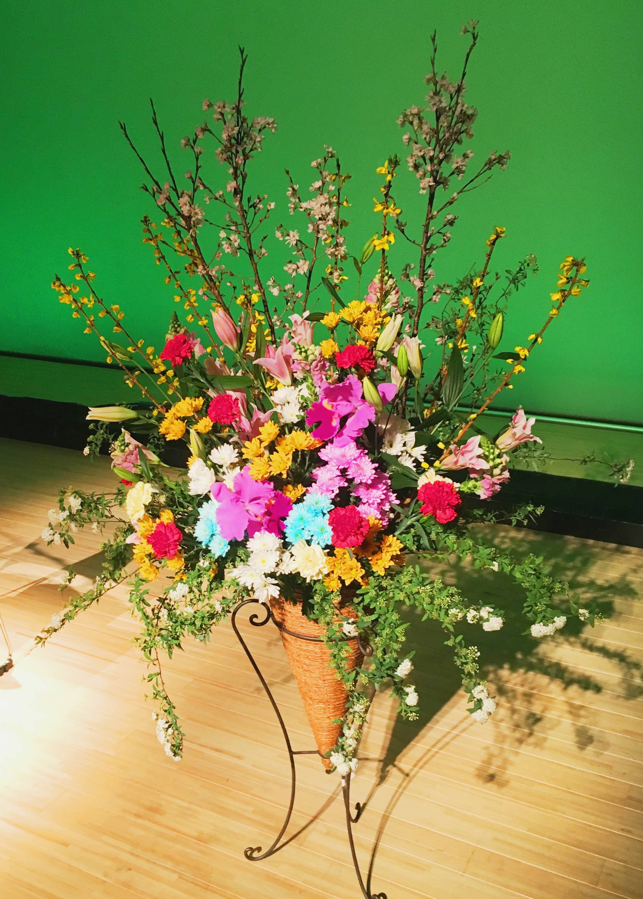 横浜市みなとみらいホールへ壇上用スタンド花を配達しました！【横浜花屋の花束・スタンド花・胡蝶蘭・バルーン・アレンジメント配達事例301】