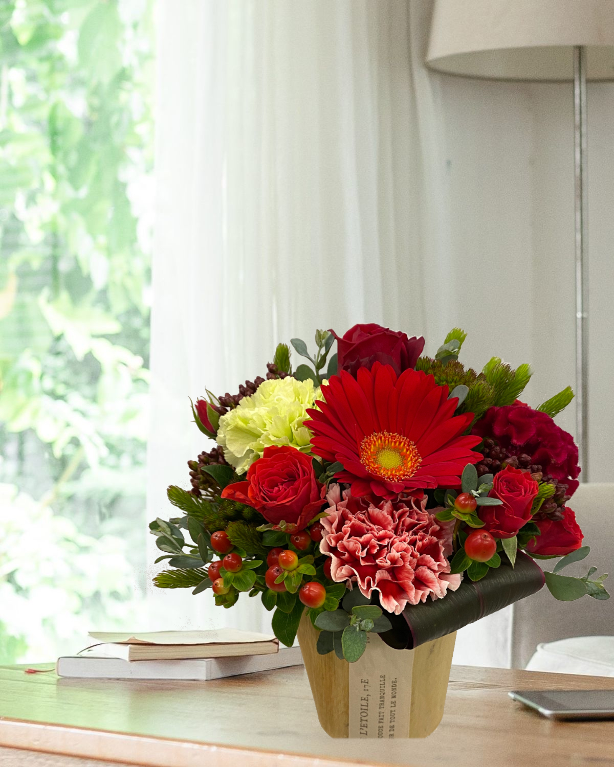 ベーシック赤系アレンジメント 横浜の花屋florist Naoは無料配達 関内 みなとみらいなど配達実績多数