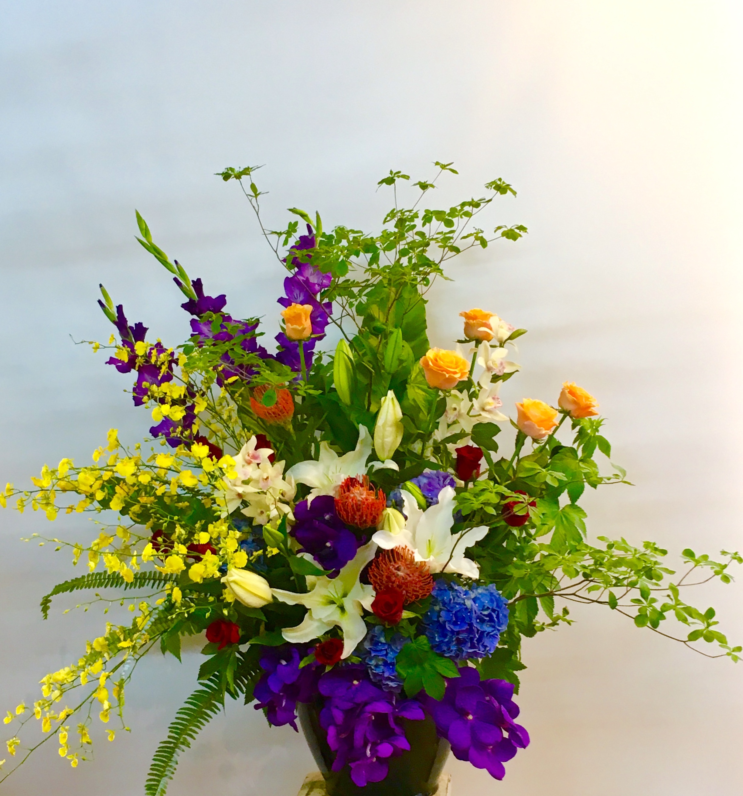 横浜市金港町へ入社式用壇上花配達しました！【横浜花屋の花束・スタンド花・胡蝶蘭・バルーン・アレンジメント配達事例314】