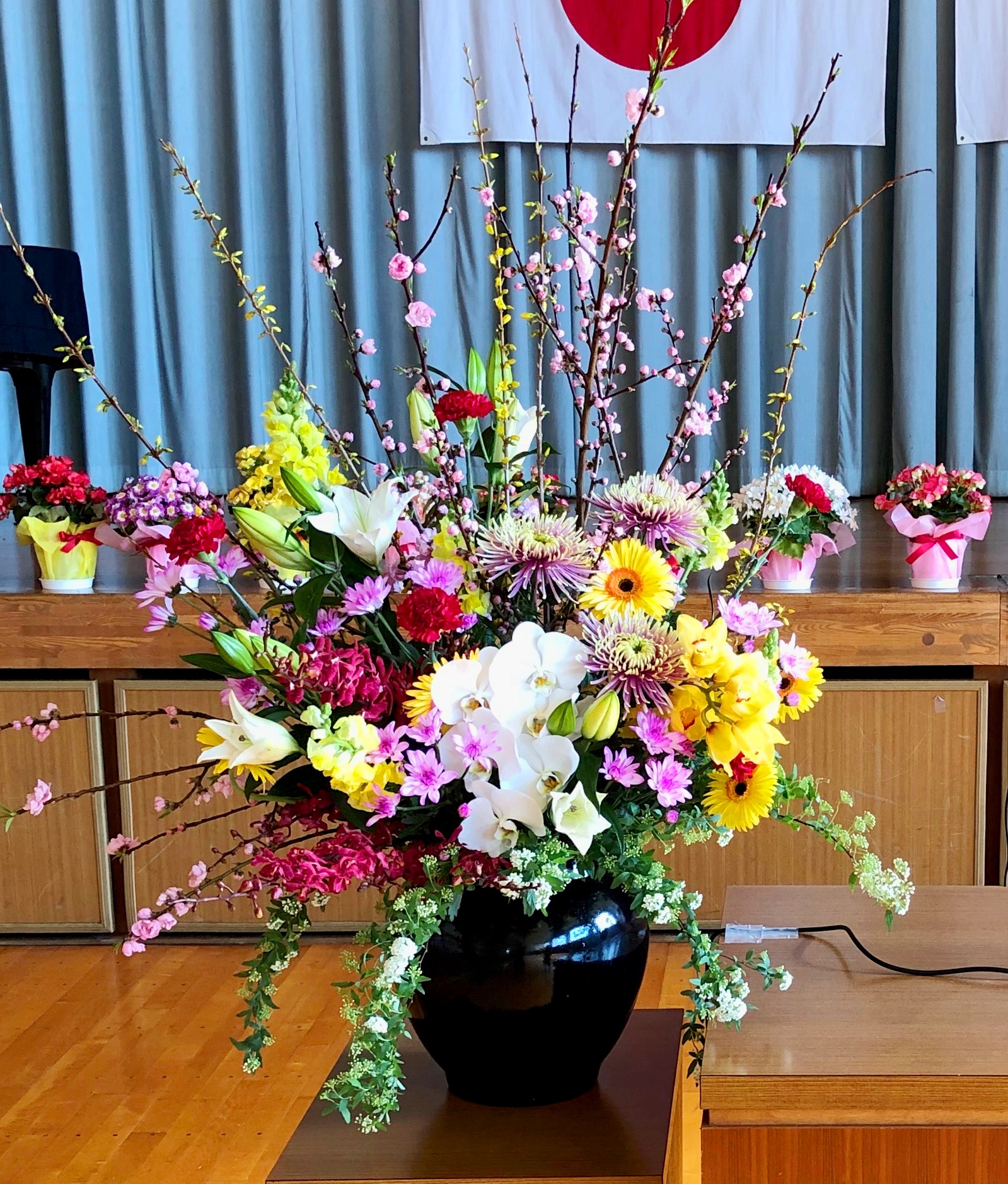 横浜市関内の学校へ入学式用壇上花を配達しました！【横浜花屋の花束・スタンド花・胡蝶蘭・バルーン・アレンジメント配達事例319】