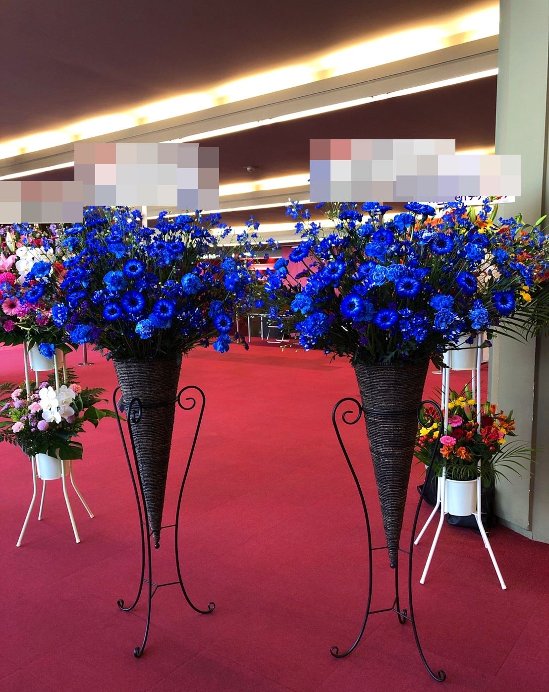 横浜市関内へスタンド花を当日即日配達しました！【横浜花屋の花束・スタンド花・胡蝶蘭・バルーン・アレンジメント配達事例322】