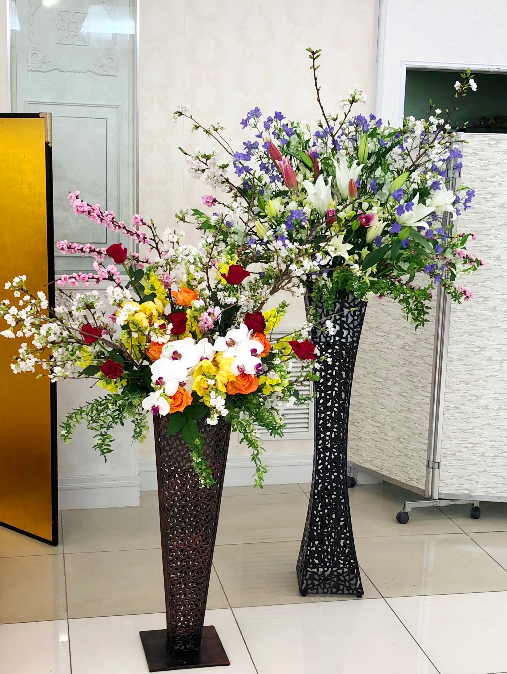 ホテルメルパルク横浜へ装花を当日即日配達しました！【横浜花屋の花束・スタンド花・胡蝶蘭・バルーン・アレンジメント配達事例327】