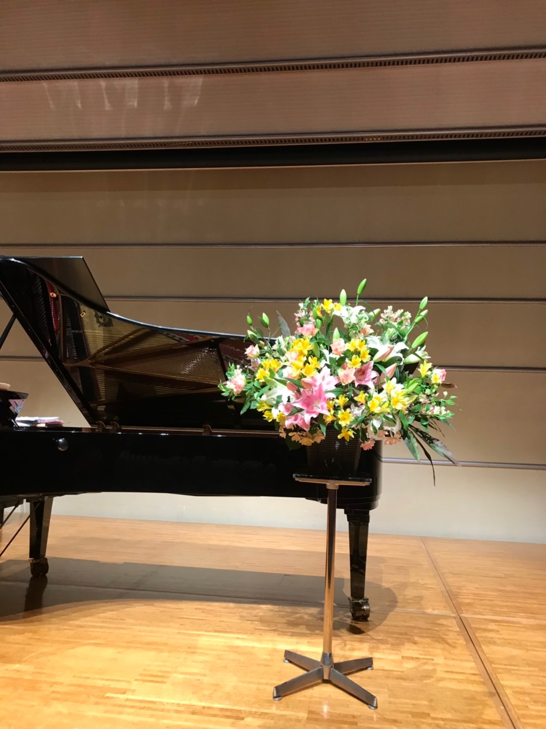 横浜市クロスストリートへスタンド花を当日即日配達しました！【横浜花屋の花束・スタンド花・胡蝶蘭・バルーン・アレンジメント配達事例341】