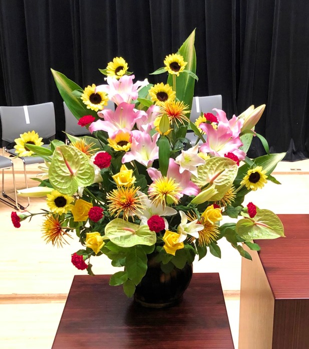 パシフィコ横浜国立大ホールへアレンジメントを配達しました！【横浜花屋の花束・スタンド花・胡蝶蘭・バルーン・アレンジメント配達事例386】