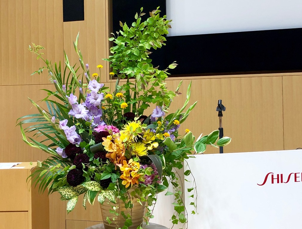 横浜インターコンチネンタルへ花束を即日当日配達しました！【横浜花屋の花束・スタンド花・胡蝶蘭・バルーン・アレンジメント配達事例409】