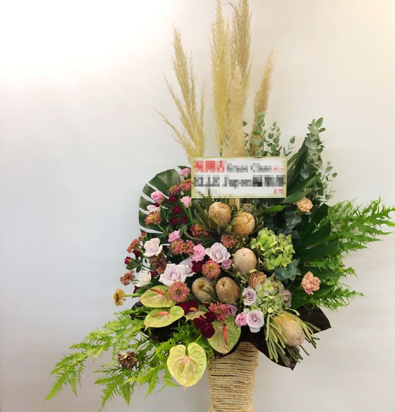 横浜高島屋へアレンジメントを配達しました！【横浜花屋の花束・スタンド花・胡蝶蘭・バルーン・アレンジメント配達事例457】