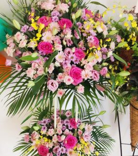 横浜ベイクォーターへスタンド花を即日配達しました。【横浜花屋の花束・スタンド花・胡蝶蘭・バルーン・アレンジメント配達事例480】