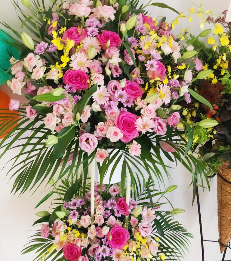 横浜ベイクォーターへスタンド花を即日配達しました。【横浜花屋の花束・スタンド花・胡蝶蘭・バルーン・アレンジメント配達事例480】