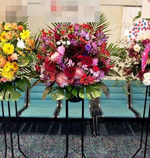 公演祝い用の祝花スタンド花を即日当日配達しました。【横浜花屋の花束・スタンド花・胡蝶蘭・バルーン・アレンジメント配達事例496】