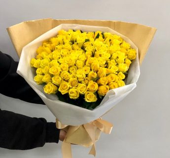 黄色のバラ100本の花束を配達しました。【横浜花屋の花束・スタンド花・胡蝶蘭・バルーン・アレンジメント配達事例493】