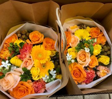 パシフィコ横浜へ花束を配達しました。【横浜花屋の花束・スタンド花・胡蝶蘭・バルーン・アレンジメント配達事例495】