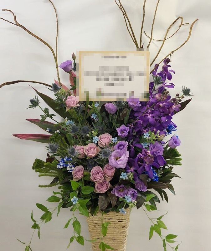 横浜市みなとみらいへ公演祝用のお花を配達しました。【横浜花屋の花束・スタンド花・胡蝶蘭・バルーン・アレンジメント配達事例498】