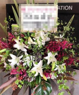 横浜ベイホールへスタンド花を配達しました。【横浜花屋の花束・スタンド花・胡蝶蘭・バルーン・アレンジメント配達事例514】