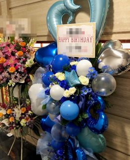 お誕生日用のバルーンスタンドを配達しました。【横浜花屋の花束・スタンド花・胡蝶蘭・バルーン・アレンジメント配達事例521】