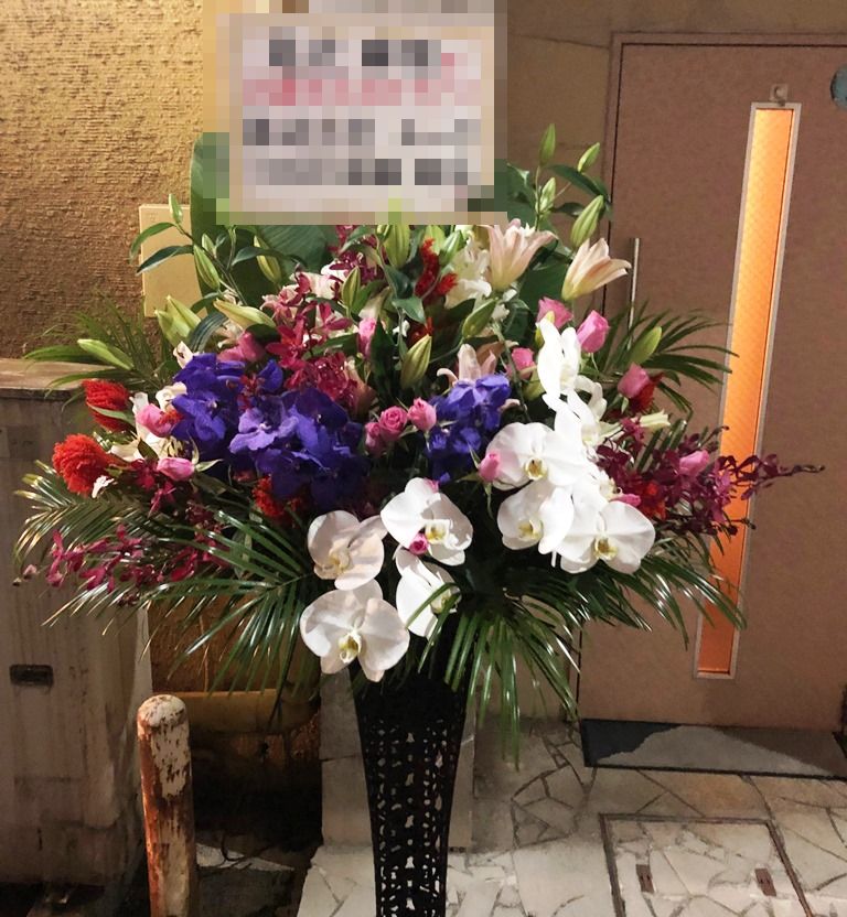 横浜市関内へスタンド花を即日当日配達しました。【横浜花屋の花束・スタンド花・胡蝶蘭・バルーン・アレンジメント配達事例534】