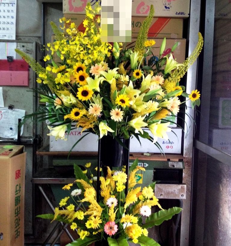 横浜市関内へスタンド花を即日当日配達しました。【横浜花屋の花束・スタンド花・胡蝶蘭・バルーン・アレンジメント配達事例531】