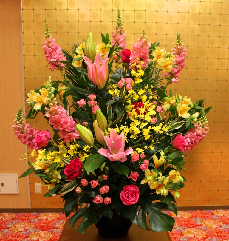 壺花（壇上花）を即日当日配達しました。【横浜花屋の花束・スタンド花・胡蝶蘭・バルーン・アレンジメント配達事例517】