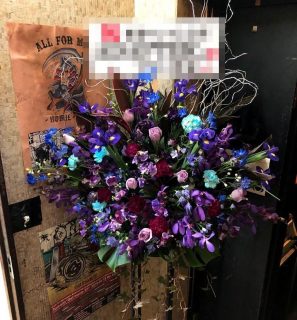 山下町のライブハウスへスタンド花を配達しました。【横浜花屋の花束・スタンド花・胡蝶蘭・バルーン・アレンジメント配達事例552】