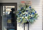 山下町のライブハウスへスタンド花を配達しました。【横浜花屋の花束・スタンド花・胡蝶蘭・バルーン・アレンジメント配達事例552】