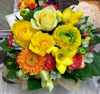 横浜市関内へお誕生日用フラワーアレンジメントを配達しました。【横浜花屋の花束・スタンド花・胡蝶蘭・バルーン・アレンジメント配達事例554】