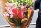 ノートルダム横浜 みなとみらいへバラの花束を配達しました。【横浜花屋の花束・スタンド花・胡蝶蘭・バルーン・アレンジメント配達事例560】