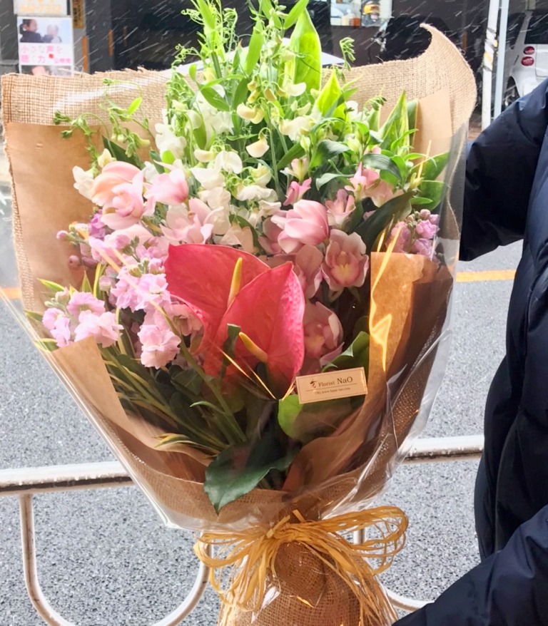 関内へ花束を即日当日配達しました。【横浜花屋の花束・スタンド花・胡蝶蘭・バルーン・アレンジメント配達事例559】