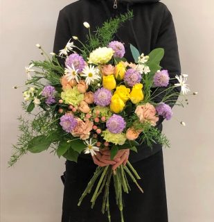 おまかせ花束を関内へ配達しました。【横浜花屋の花束・スタンド花・胡蝶蘭・バルーン・アレンジメント配達事例568】