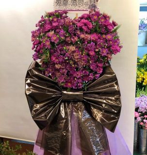 ハート型スタンド花を県民ホールへ配達しました。【横浜花屋の花束・スタンド花・胡蝶蘭・バルーン・アレンジメント配達事例574】