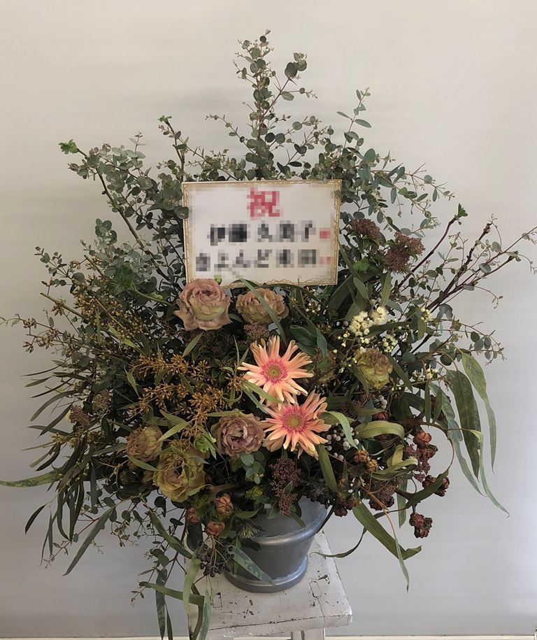 ギャラリーへフラワーアレンジメントを配達しました。【横浜花屋の花束・スタンド花・胡蝶蘭・バルーン・アレンジメント配達事例583】