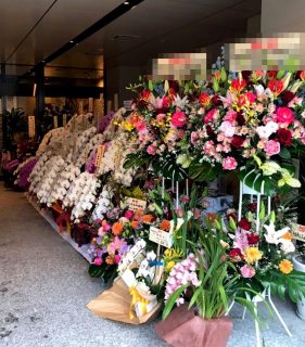 移転祝用の胡蝶蘭などを配達しました。【横浜花屋の花束・スタンド花・胡蝶蘭・バルーン・アレンジメント配達事例590】