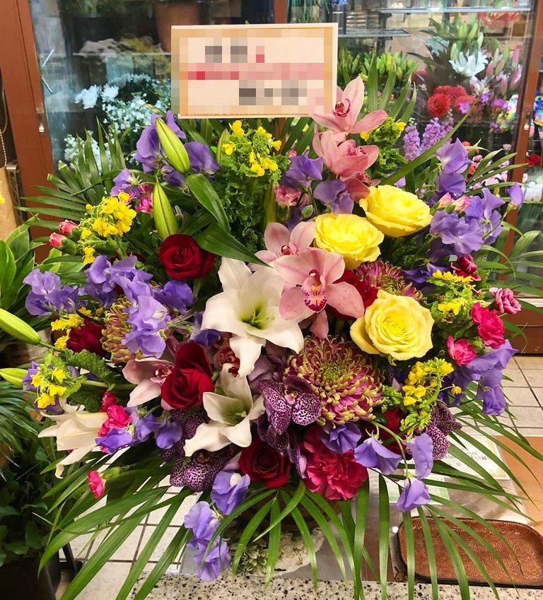 関内へお誕生日用アレンジメントを配達しました。【横浜花屋の花束・スタンド花・胡蝶蘭・バルーン・アレンジメント配達事例598】