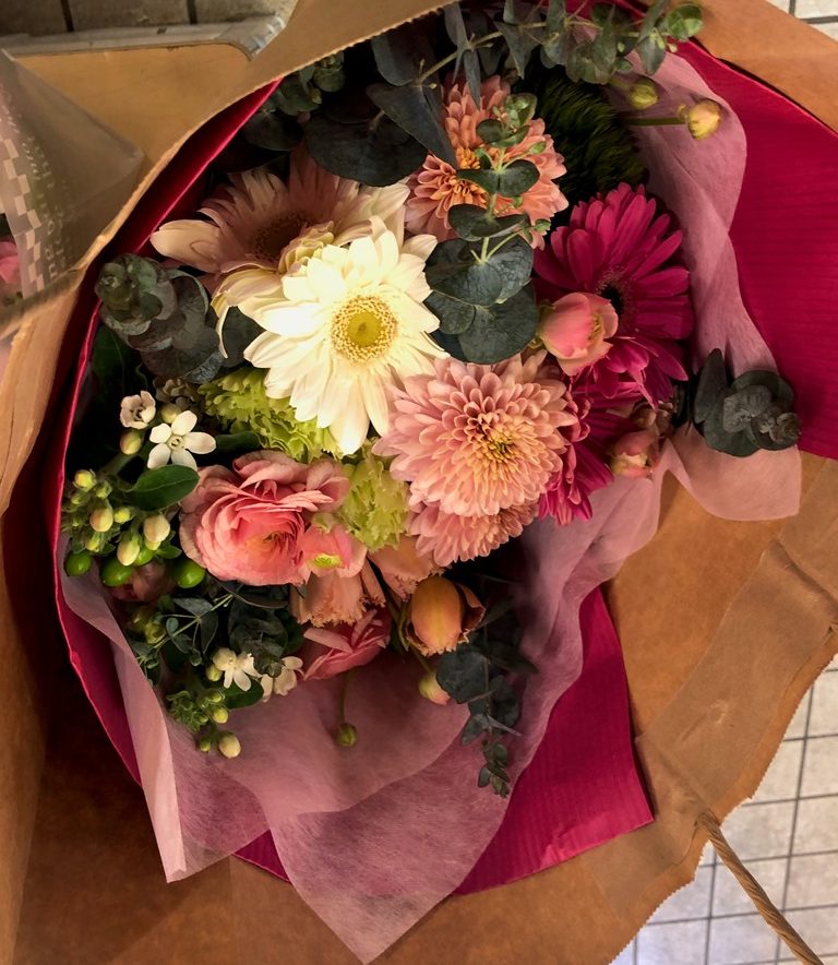 ニューオータニイン横浜プレミアムへ花束ブーケを配達しました。【横浜花屋の花束・スタンド花・胡蝶蘭・バルーン・アレンジメント配達事例605】