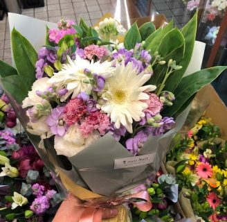 横浜市の学校へ花束を配達しました。【横浜花屋の花束・スタンド花・胡蝶蘭・バルーン・アレンジメント配達事例608】