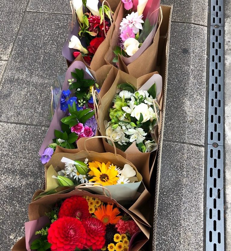 横浜市日本大通りへ花束を即日当日配達しました。【横浜花屋の花束・スタンド花・胡蝶蘭・バルーン・アレンジメント配達事例614】