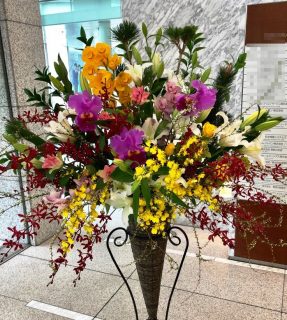横浜市金港町へ入社式用のスタンド花を配達しました。【横浜花屋の花束・スタンド花・胡蝶蘭・バルーン・アレンジメント配達事例619】