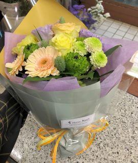 横浜市中区本町へ花束を即日当日配達しました。【横浜花屋の花束・スタンド花・胡蝶蘭・バルーン・アレンジメント配達事例626】