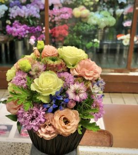 横浜市中区山元町へフラワーアレンジメントを配達しました。【横浜花屋の花束・スタンド花・胡蝶蘭・バルーン・アレンジメント配達事例634】