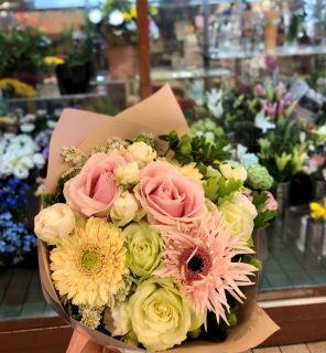 横浜市中区滝之上へ花束を当日即日配達しました。【横浜花屋の花束・スタンド花・胡蝶蘭・バルーン・アレンジメント配達事例641】